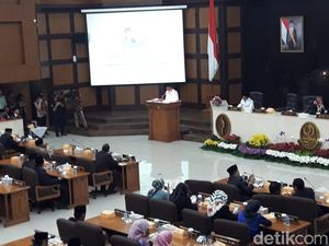 Ridwan Kamil Sampaikan Visi-Misi di Paripurna DPRD Jabar