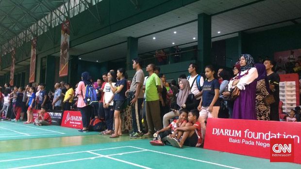 Para orang tua menyaksikan anak-anaknya mengikuti audisi di PB Djarum.