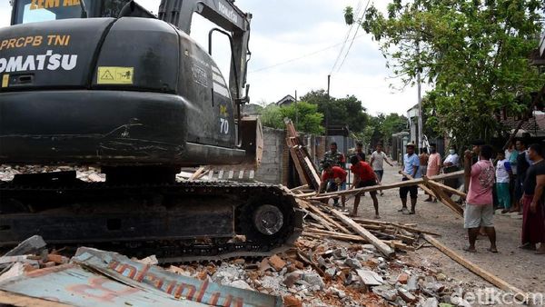 Prajurit TNI Bersama Warga Bersihkan Puing-puing Rumah di Lombok
