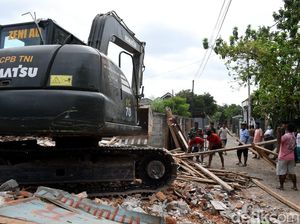 Prajurit TNI Bersama Warga Bersihkan Puing-puing Rumah di Lombok