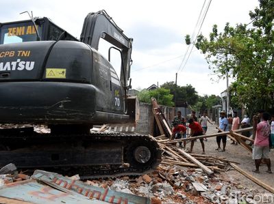 Prajurit TNI Bersama Warga Bersihkan Puing-puing Rumah di Lombok