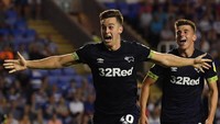 Mason Mount adalah jebolan akademi Chelsea. Gelandang 19 tahun ini dipinjamkan ke Vitesse pada musim 2017/2018 dan dapat kesempatan bermain 39 kali dengan mencetak 14 gol. Kini Mount dipinjamkan ke Derby Country. Sudah tujuh penampilan dengan sumbangan empat gol. (Foto: Dan Mullan/Getty Images)