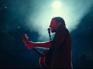 A Star is Born Debut Aktor Bradley Cooper sebagai Sutradara