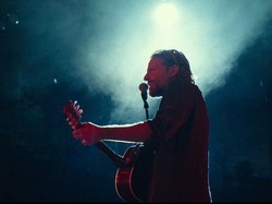 A Star is Born Debut Aktor Bradley Cooper sebagai Sutradara