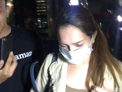 Pakai Masker, Kerabat Steffy Burase Bungkam Usai Diperiksa KPK