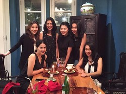 Pose Cantik Lia Lukman Saat Makan Cake, hingga Etiket Makan ala China