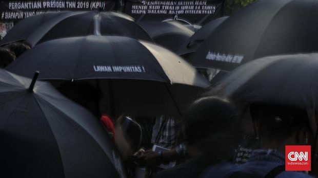 Sejumlah aktivis melakukan aksi 'Kamisan' di depan Istana Merdeka, Jakarta, Kamis, 6 September 2018.  Aksi kamisan ke-522 hari ini digelar untuk memperingati 14 tahun kasus Pembunuhan Aktivis Hak Asasi Manusia (HAM) Munir Said Thalib. (CNN Indonesia/Adhi Wicaksono)