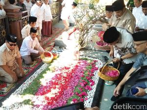 Giliran Prabowo Ziarah ke Makam Pendiri NU di Jombang