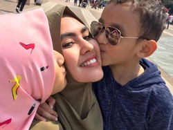 Kartika Putri Menikmati Perannya Sebagai Istri dan Ibu