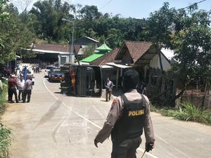 Truk Brimob Muat 25 Personel Terguling, 1 Anggota Tewas Truk Brimob Muat 25 Personel Terguling, 1 Anggota Tewas
