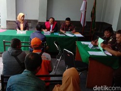 Terciduk Buang Sampah ke Sungai, Puluhan Warga Bandung Disidang