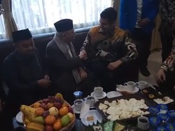 Di Bandung, Maruf Amin Tuntun Bule Bersyahadat