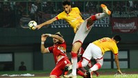 Kedua kesebelasan saling serang dalam laga ujicoba tersebut.
