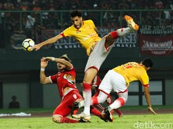 Kedua kesebelasan saling serang dalam laga ujicoba tersebut.