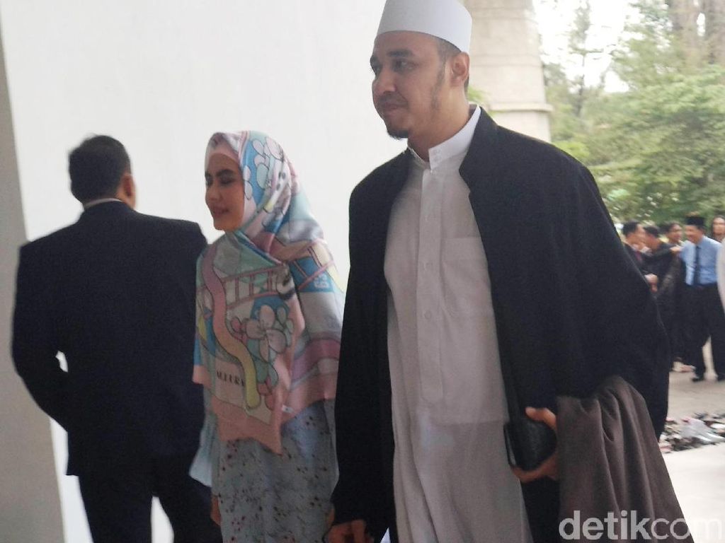 Karena Kartika Putri Sudah Lama Tergila-gila dengan Habib Usman... Karena Kartika Putri Sudah Lama Tergila-gila dengan Habib Usman...