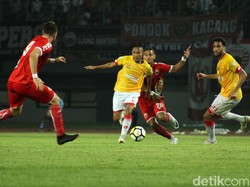 Selangor FA menggempur pertahanan Persija. Meski bermain dengan 10 pemain, Selangor FA dapat mencetak gol keduanya lewat Rufino Segovia.