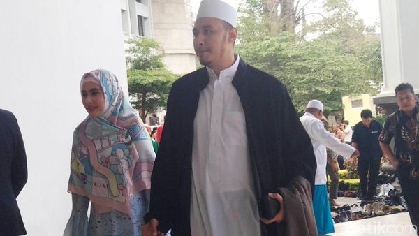 Mesranya Kartika Putri dan Habib Usman, Gandengan Terus!