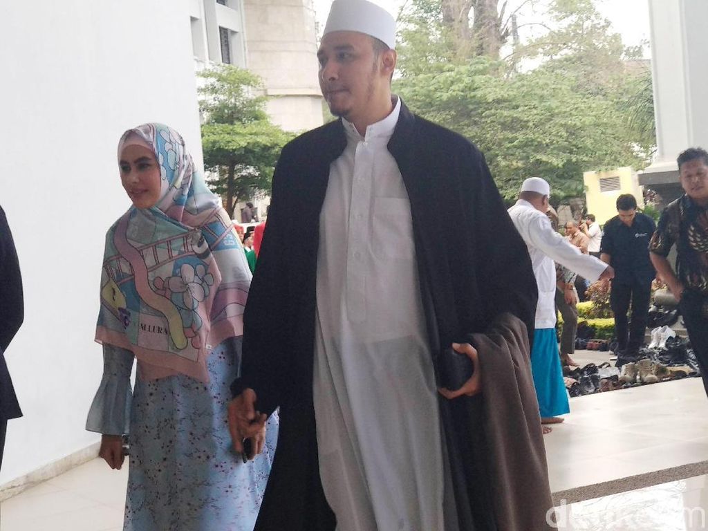 Kartika Putri Makin Bahagia Setelah Nikah dengan Habib Usman Kartika Putri Makin Bahagia Setelah Nikah dengan Habib Usman