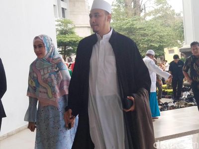 Mesranya Kartika Putri dan Habib Usman, Gandengan Terus!