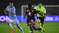 Ola Aina (kanan) mengisi posisi lini belakang. Dia dipinjamkan Chelsea ke Torino di musim ini. Aina sudah main tiga kali dengan Il Toro dan selalu jadi starter. (Foto: Valerio Pennicino/Getty Images)