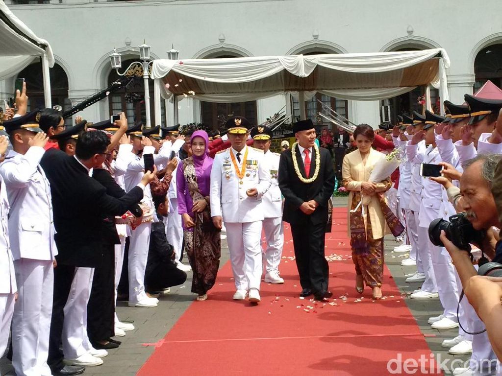 Suasana Haru Saat Ridwan Kamil Lepas Iriawan Suasana Haru Saat Ridwan Kamil Lepas Iriawan