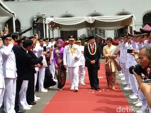 Suasana Haru Saat Ridwan Kamil Lepas Iriawan Suasana Haru Saat Ridwan Kamil Lepas Iriawan