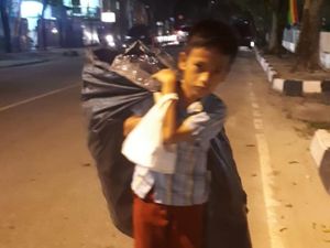 Ayah Sakit, Siswa SD Ini Jadi Pemulung hingga Tengah Malam