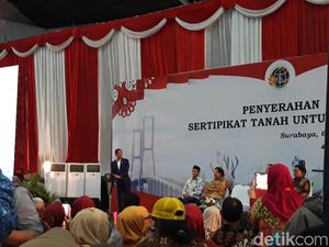 Jokowi Bagikan Sertifikat: Jangan Dijaminkan Untuk Beli Mobil