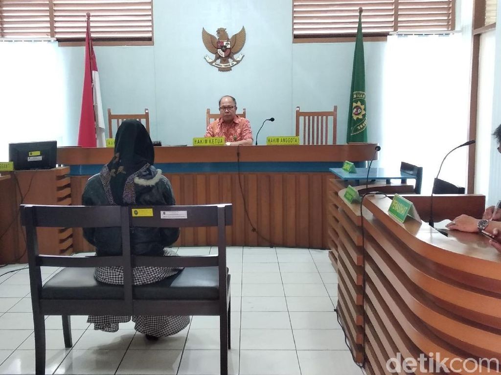 Wanita Pemeran Video Porno Bocah Bandung Divonis Kerja Sosial Wanita Pemeran Video Porno Bocah Bandung Divonis Kerja Sosial
