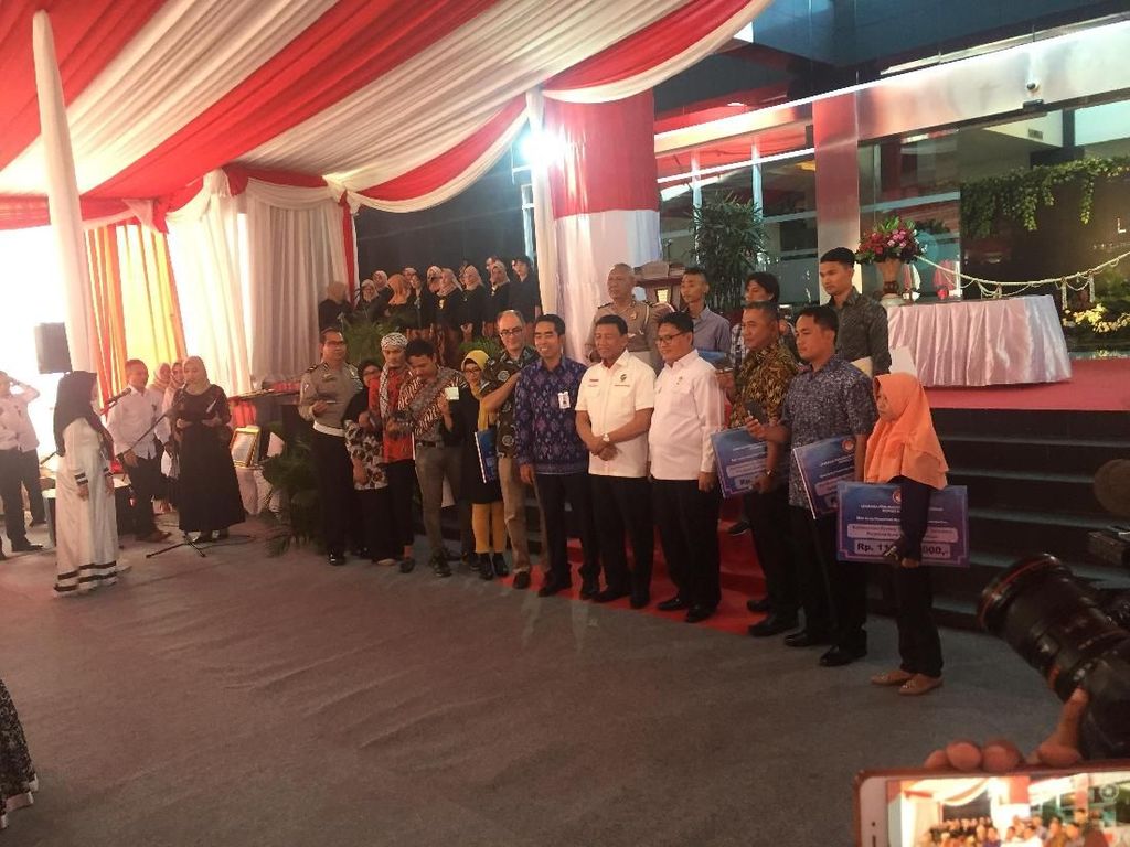 Wiranto Beri Dana Kompensasi bagi Korban Bom Thamrin-Kampung Melayu Wiranto Beri Dana Kompensasi bagi Korban Bom Thamrin-Kampung Melayu