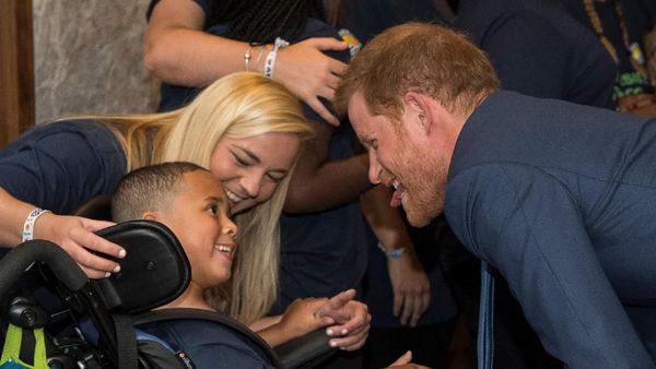 Momen Manis Pangeran Harry Bareng Anak-anak Berpenyakit Serius