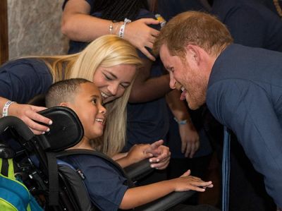 Momen Manis Pangeran Harry Bareng Anak-anak Berpenyakit Serius