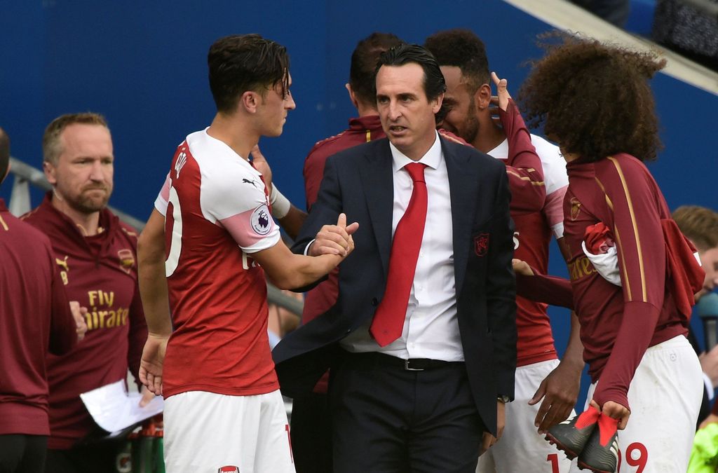 Football Football - Premier League - Cardiff City v Arsenal - Cardiff City Stadium, Cardiff, UK - 2 September 2018 Manajer Arsenal Unai Emery berjabat tangan dengan Ozil.  Audio, video, informasi, detail tetap, logo klub / liga yang tidak sah atau tidak digunakan 