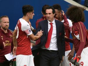 Cerita soal Oezil-Emery Tak Akur Mengada-ada
