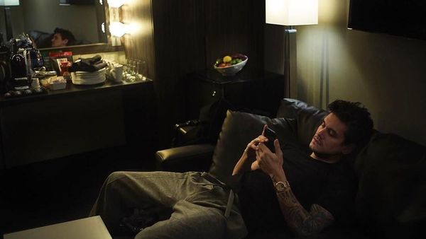 Pose Tampan John Mayer, yang Hobi Makan Cake dan Burger