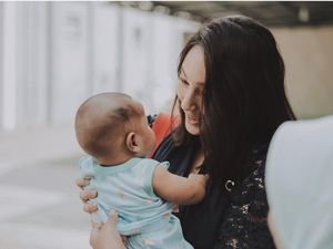 Manisnya Senyum Tatjana Saphira Saat Pose Bareng Anak-anak