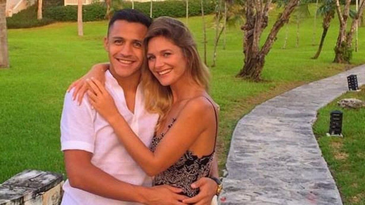 Alexis Sanchez dan Mayte Rodriguez semasa masih pacaran (Foto: Instagram/alexis_officia1)