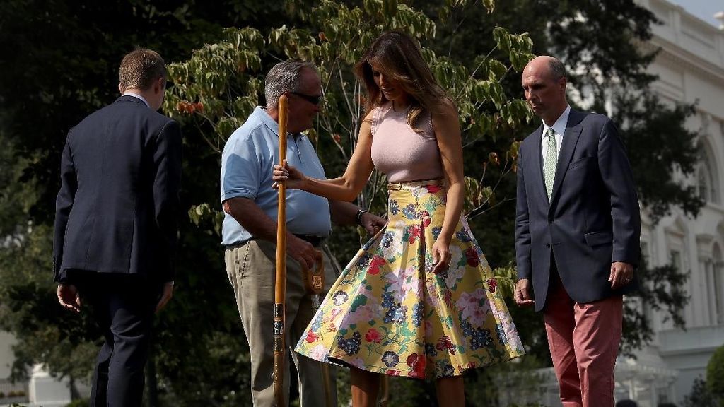 Mewah! Melania Trump Tanam Pohon Pakai Sekop Emas dan Gaun Rp 60 Juta Mewah! Melania Trump Tanam Pohon Pakai Sekop Emas dan Gaun Rp 60 Juta