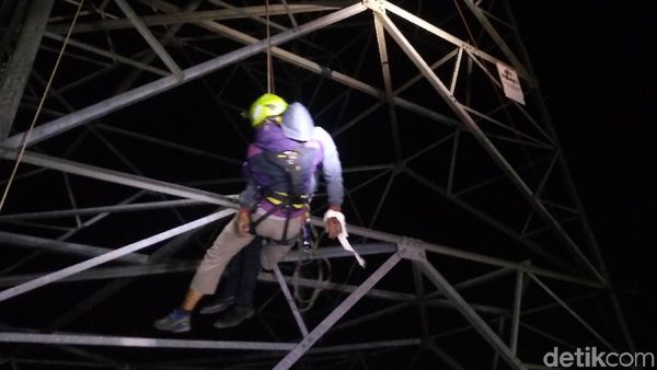 Detik-detik Menegangkan Evakuasi Pemuda yang Coba Bunuh Diri di SUTET