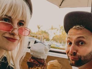 Serunya Pose Hayley Williams Saat Makan Es Krim dan Udon