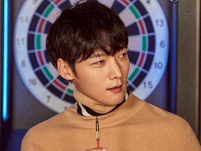 Gantengnya Pemain The Last Empress, Choi Jin-hyuk Saat Ngopi dan Makan Udon