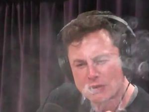 Isap Ganja, Elon Musk Langgar Aturan Tesla Isap Ganja, Elon Musk Langgar Aturan Tesla