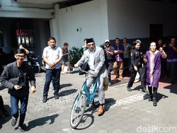 Jabat Gubernur Jabar, Ridwan Kamil Tetap Gowes Hadiri Acara