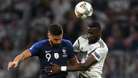 Antonio Ruediger berhasil menyulitkan Oliver Giroud dalam laga ini. Dalam salah satu momen, keduanya terlibat duel udara. (Foto: Andreas Gebert/Reuters)