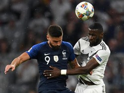 Antonio Ruediger berhasil menyulitkan Oliver Giroud dalam laga ini. Dalam salah satu momen, keduanya terlibat duel udara. (Foto: Andreas Gebert/Reuters)