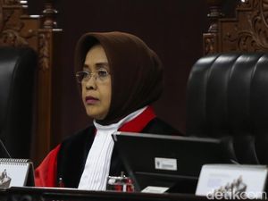 Hakim MK Tegur Saksi PKS: Beri Kesaksian, Jangan Cuma Baca Permohonan Hakim MK Tegur Saksi PKS: Beri Kesaksian, Jangan Cuma Baca Permohonan