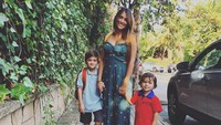Ibu dari Thiago dan Mateo alias istri Messi, Antonella Rocuzzo, pun turut mengantar dua buah hati ke sekolah. (Foto: Instagram @antoroccuzzo88)