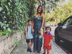 Ibu dari Thiago dan Mateo alias istri Messi, Antonella Rocuzzo, pun turut mengantar dua buah hati ke sekolah. (Foto: Instagram @antoroccuzzo88)