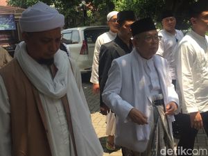 Maruf Amin Salat Jumat di Ponpes Arifin Ilham