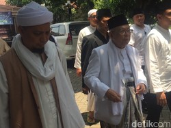 Maruf Amin Salat Jumat di Ponpes Arifin Ilham